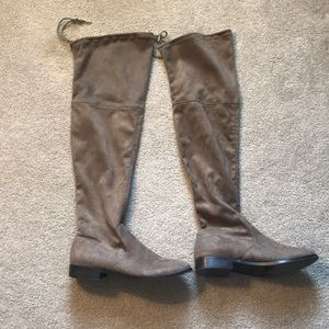 Fun over the knee boots! Good for going out!